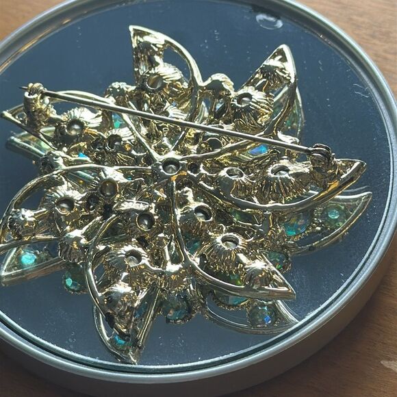 Vintage BSK Large Iridescent Rhinestones Floral Gold Tone  Brooch - Picture 3 of 5